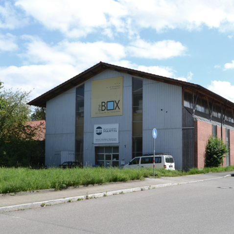 Halle 1 von der Straße aus