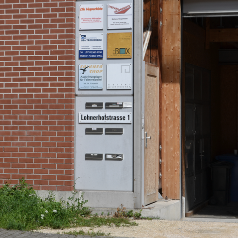 Eingangstür zu den Boxen in Halle 1